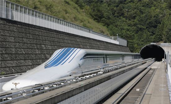 29일 일본 추루시에서 L0 자기부상열차가 시험 주행을 앞두고 시험철로위에 정지해 있다. 사진=블룸버그