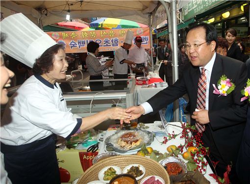 김학규 용인시장이 지난해 열린 음식문화축제에 참석, 행사 관계자들과 악수를 나누고 있다. 