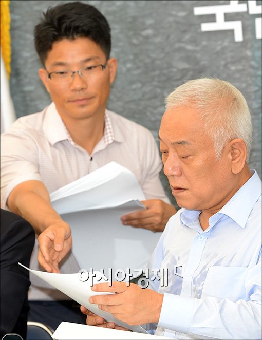 [포토]자료 건네받는 김한길 대표