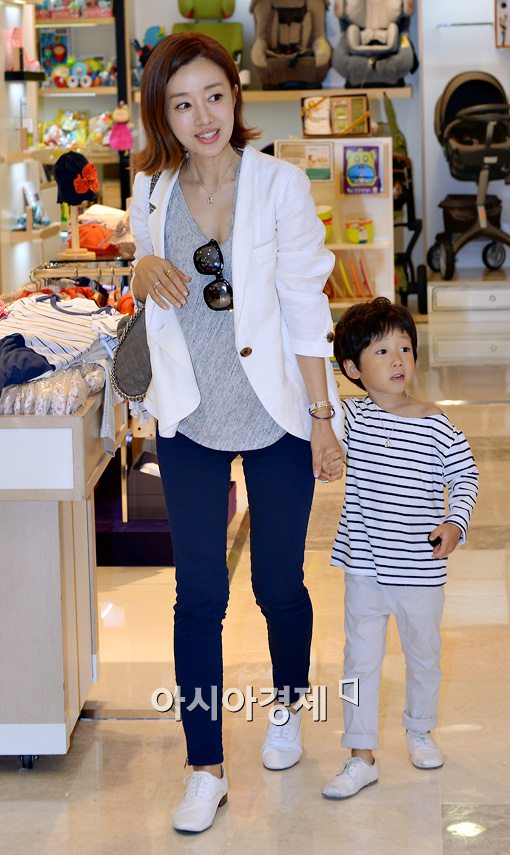 [포토]윤손하, 아들과 함께 '백화점 나들이'