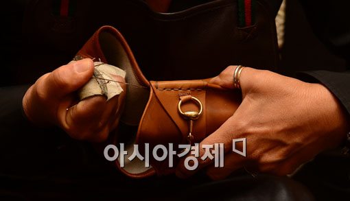 [포토]장인의 손길로 한 땀 한 땀 