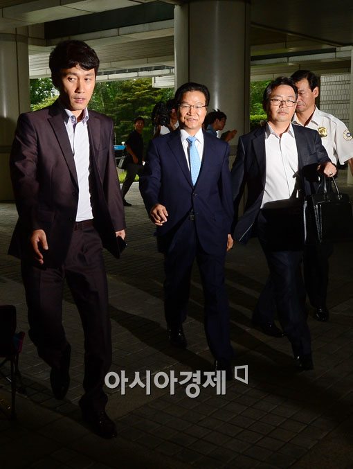 [포토]법정에 들어서는 김용판 전 서울지방경찰청장 