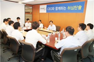 김윤 삼양그룹 회장이 영업사원들과 격의 없는 대화를 나누고 있다.