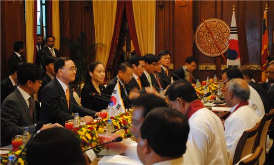 ▲정홍원 총리가 30일 스리랑카 대통령궁에서 자야라트너 총리와 회담을 갖고 있다.
