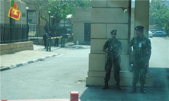▲스리랑카 대통령궁 정문에 총을 든 군인들.