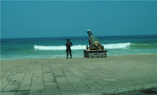 ▲스리랑카 대통령궁 앞 인도양을 바라보며 경비를 서고 있는 군인.