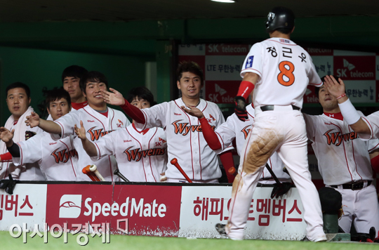 [포토] 정근우 '폭투 틈 타 홈인~'