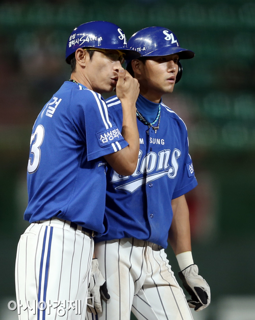 [포토] 김재걸 코치 '은밀한 귓속말'