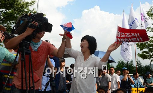 [포토]채널A 카메라 막는 규탄대회 참가자 