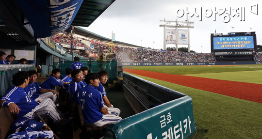 [포토] 잠실 두산-삼성전 '빗방울로 경기 지연'