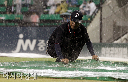 [포토] 굵어진 빗방울에 방수포 덮이는 잠실 야구장