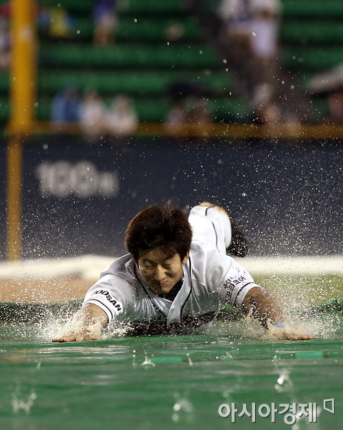 [포토] 최재훈 '방수포 위로 철퍼덕'