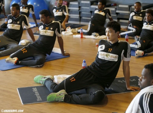 "낮 시간엔 밖이 너무 더워 야외 훈련은 할 수 없고, 이렇게 실내에서 주로 워밍업을 하곤 합니다."[사진=알 샤밥 홈페이지 캡처] 