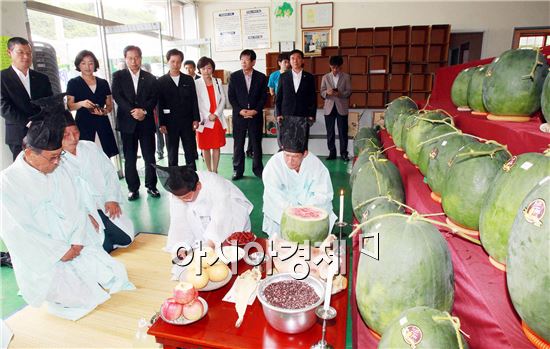 [포토]무등산수박 잘 팔리게 해주세요 