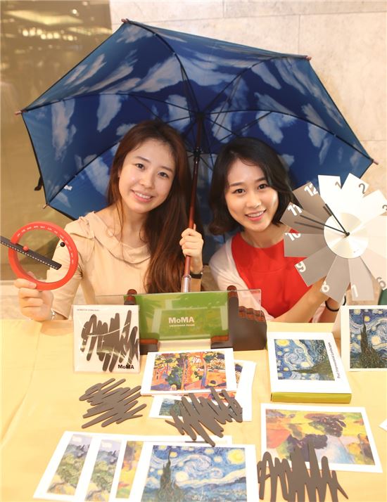 [포토]현대百, '뉴욕현대미술관 디자인 소품' 사은품 증정 