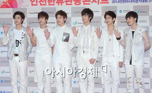 [포토]보이프렌드, 소녀팬 흔드는 '화이트패션'