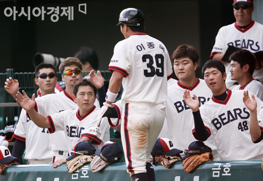 [포토] 홈인하는 이종욱 '선취득점 손 쉽게'