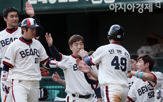 [포토] 홈인하는 민병헌 '한 점 추가요'