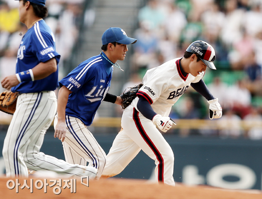 [포토] 민병헌 '긴장 풀고 있다 당했네'