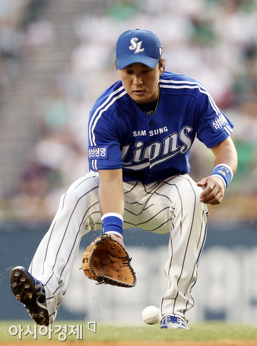 [포토] 이승엽 '번트 타구는 신속 정확하게'