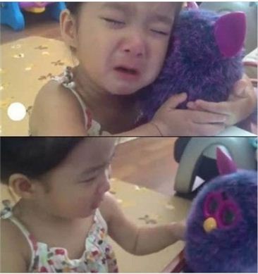 '딸 울려버린 아빠' 동영상에 등장하는 여자아이가 인형이 죽은줄 알고 서럽게 울고 있다.(출처: 온라인커뮤니티)