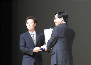 홍초를 개발한 대상 식초연구팀 김성필 팀장(왼쪽)이 식품과학회장 박지용 회장으로 부터 기술진 보상을 대표로 수상받고 있다.