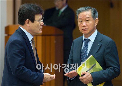 [포토]의견 나누는 최종구 금감원부원장·김규복 생명보험협회장 