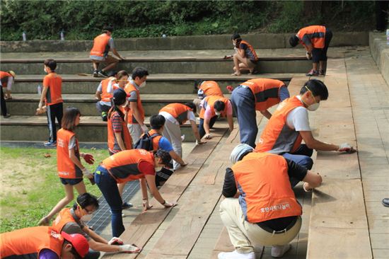 호반건설의 ‘호반사랑나눔이’ 봉사단은 지난 주말 서울숲을 찾아 목재 시설물 보수 봉사활동을 펼쳤다.