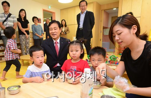 [포토]밝은 표정의 김정태 하나금융그룹회장 