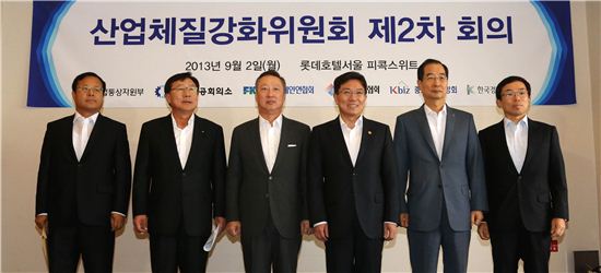 산업체질강화위원회 제2차 회의 참석자들이 회의 전 기념촬영을 하고 있는 모습. 사진 왼쪽부터 김영배 한국경영자총협회 부회장, 김기문 중소기업중앙회 회장, 박용만 대한상공회의소 회장, 윤상직 산업통상자원부 장관, 한덕수 한국무역협회 회장, 이승철 전국경제인연합회 부회장. 