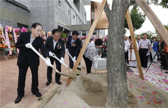 금속활자 주조전수관 개관기념 나무를 심고 있는 내빈들