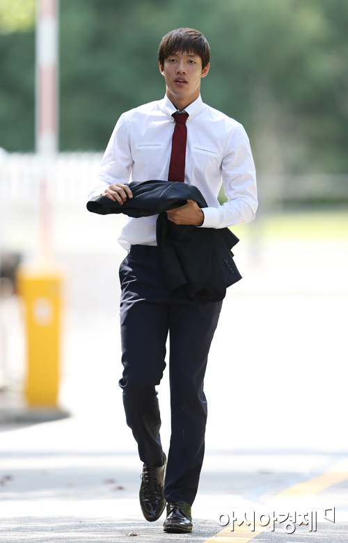 [포토] 홍정호 '자켓을 잘못 들고 왔어요'