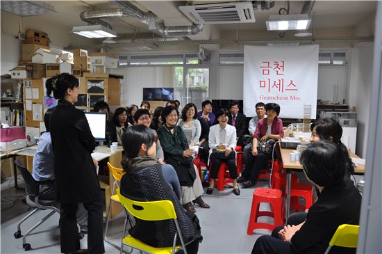 "낡은 공장, 버려진 장례식장이 예술가의 놀이터로 변신하다"