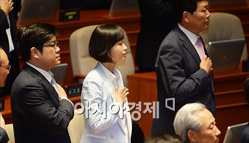 [포토]국민의례하는 김재연 의원