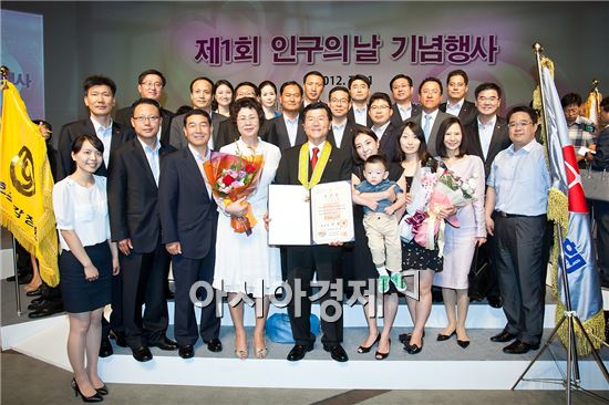 가족친화경영으로 2012년 7월 11일 제1회 인구의 날에 국민훈장 모란장을 받은 송기진 광주은행장