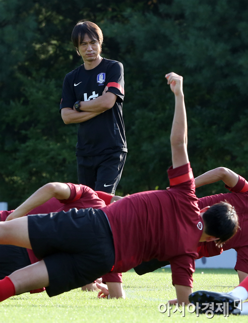 [포토] 홍명보 감독 '훈련 지켜보며 흐뭇한 미소'
