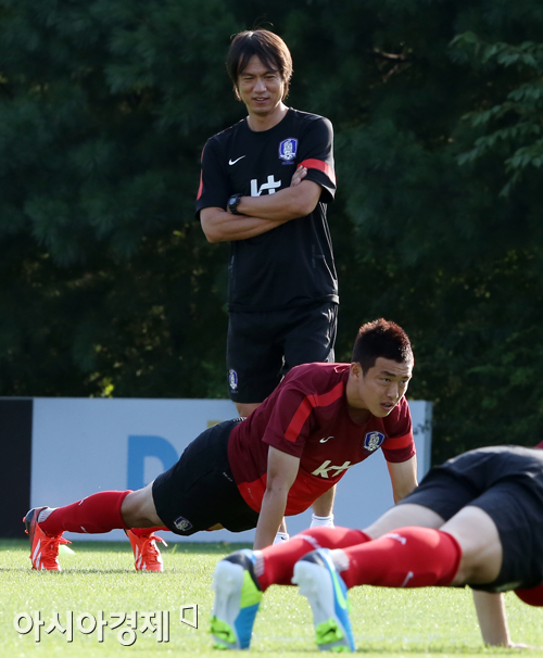 [포토] 홍명보 감독 '윤석영, 아프니까 청춘이다'