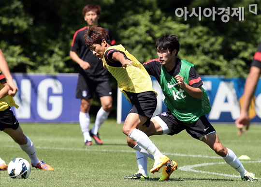 [포토] 공 다투는 윤일록과 한국영