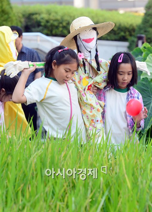 [포토]어깨동무 허수아비 