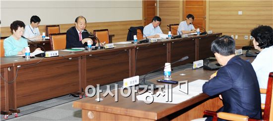 5.18 역사왜곡대책위원회는 3일 오전 11시 시청 3층 소회의실에서 교과서 왜곡대응위원회를 열고 역사교과서 검정심사 통과에 따른 대응방안을 논의했다. 사진제공=광주시