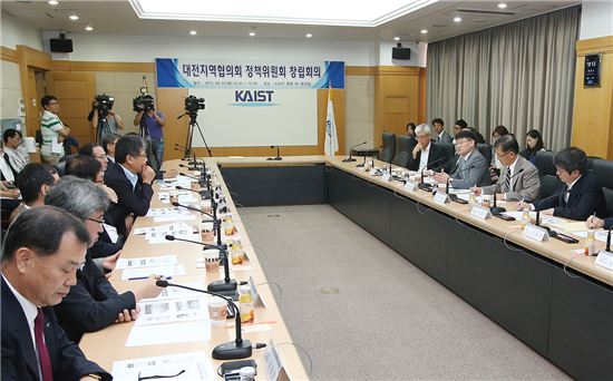 박근혜 정부의 '창조경제'를 이끌 대전지역협의회가 3일 카이스트 본관 회의실에서 창립회의를 갖고 있다.