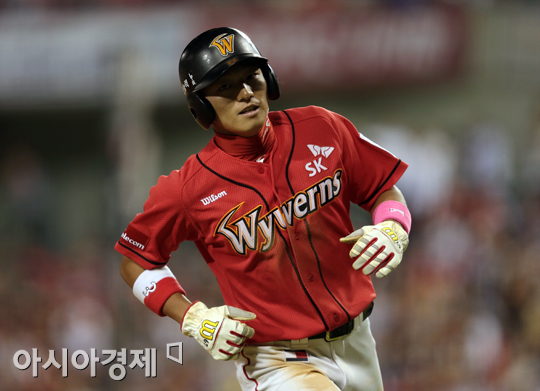 [포토] 폭투로 홈인하는 김재현 '동점이다'