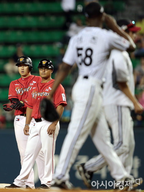 [포토] 최정 '리즈를 노려보며'