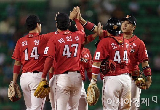[포토] 역전승 SK '가을DNA가 꿈틀꿈틀'