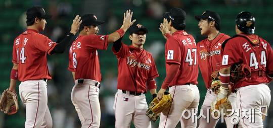 [포토] 역전승 SK '가을동화 써보자'