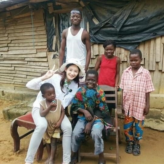 강민경 아프리카 봉사활동 중 아이들과 한 컷 '훈훈'