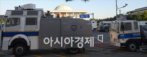 [포토]살수차까지 동원된 국회