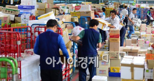 [포토]추석을 앞두고 바쁜 우편물류센터