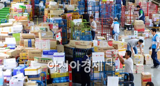 [포토]추석 앞두고 넘쳐나는 택배 물량
