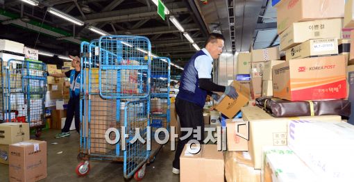 [포토]바쁜 우체국 직원들